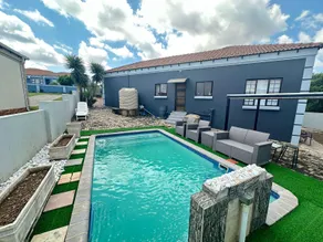 Poolside paradise - Image 3