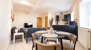 Stylish 2 Bed Flat with Free Parking near Harbour - Image 3