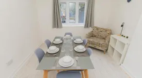 Wolverhampton-FREE parking-Sleeps 6-Near M6 - Image 3
