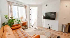Heart of North Hollywood 2 bed Apt FREE parking, hot tub, pool, gym - Image 2