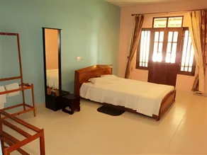 Lake Edge Holiday Inn - Image 2