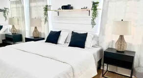 Beautiful Bright Condo Steps Away from the Beach - Image 2