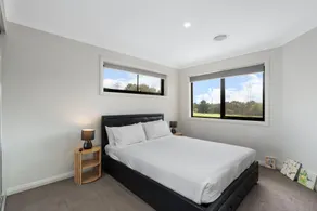 Family-Friendly 4-Bed Home with Courtyard - Image 2