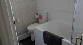 Kettering Town Double Rooms with TV Ideal Professional workers for longer stays Shared bathroom kitchen & Lounge - Image 3