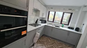 Spacious 4 Bedroom House in Corby Sleeps 9 Parking - Image 3