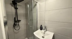 Stylish New Flat - 2 mins walk to Elizabeth Line - Image 3