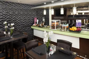 Hampton Inn by Hilton Newark Airport - Image 5