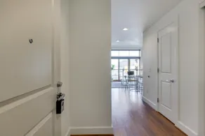 Modern Upgraded Apartment - fast wifi and parking! - Image 5