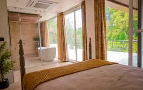 Suite room in a luxury villa - Image 3