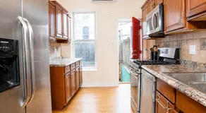The Heights Haven, Spacious 6 Bedrooms Townhouse with Patio - Image 3