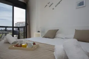 Cet appartement spacieux dans la ville de Valence dispose d'un balcon dont vous pourrez profiter toute l'année. Lumineux, moderne et confortable, avec piscine commune et espace pour enfants. Tout son confort rendra votre séjour inoubliable.Cet appartem - Image 2