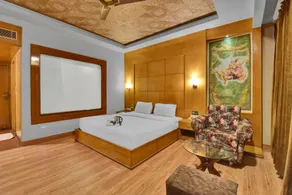 OYO Townhouse 75309 Hotel Royal Cm - Image 4
