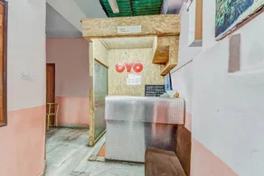 Capital O Honey Hotel - Image 4