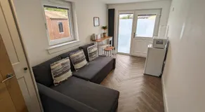 En-suite double room with private entrance - Image 4