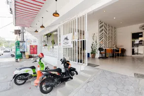 RedDoorz at Siwalankerto Surabaya - Image 4