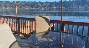Lakefront with private beach - Image 5