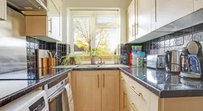 Cosy ground floor flat close to train & bus routes - Image 3