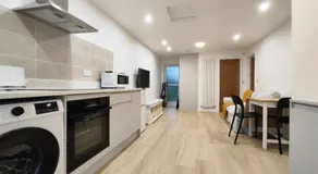 2 Bed Chippenham House with Parking - Image 3