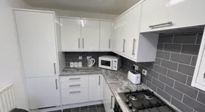 Hereford - Kestrel House - 4 Bedroom House Close to City With Parking - Sleeps 7 - Suitable for Family Gatherings or Contractors With Vehicles - Hosted by RENTMYHOUSE - Image 5