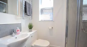 Stylish City Centre Rooms - Image 5