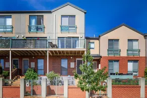 Snug 2-bed Townhouse Near Bustling Shops - Image 5