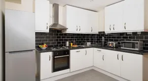 F4 Modern Double Room (Sandycroft Guest House) - Image 3
