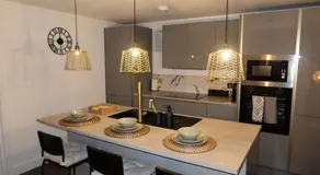 Stunning Modern 2 bed, 2 bath apartment with parking space - Image 3