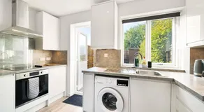 Bright 2BR Aylesbury Home, Sleeps 4, Parking, Work, Leisure, Friendly - Image 2
