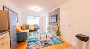 Bright & Elegant House Near City Centre and Stadium - Image 4
