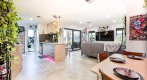 Bright & Cozy Room in Contemporary Home - Image 4