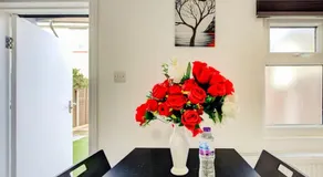 Luxury Studio Cabin - Central Location - Parking - Image 5