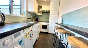 3-Bed Bungalow near Elizabeth Line, Parking - Image 2