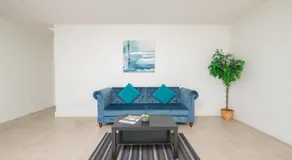 Spacious entire Apartment with Free Parking - Image 5