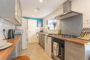 Stylish 5-bed home, each with en-suite and own TV - Image 5