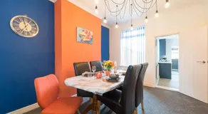 3 Bedroom Adom Home 4 Beds- 5 Mins to Hull Stadium- Close City Centre - Image 2