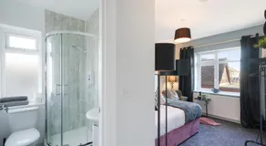 Elegant Retreat in Ingram Extended Stay Welcome - Image 4