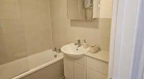 1 bed modern flat - Image 5