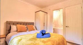 Stylish 1 Bedroom Apartment with Free Parking and Links to London & Essex - Image 2