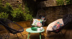 The Wagon Shed Stylish Conversion with Garden and Parking - Image 5