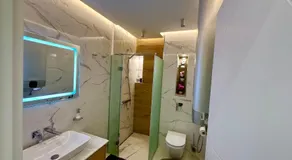Regatta Park 2BR Exclusive Suite Parking Included - Image 2
