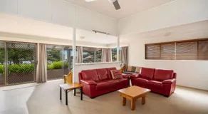 Clarence Court ON THE Beach - Spacious Beach House - Holiday Yamba - Image 3