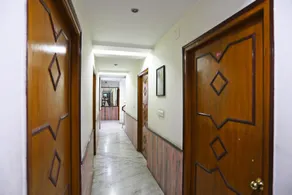 OYO Harry Inn Near Acropolis Mall - Image 4