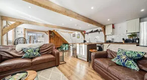 Countryside Barn with Hot Tub in New Forest - Image 2
