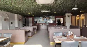 Hotel The Crown Prince - Image 2