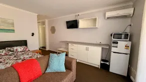 Mandurah Coastal Studio - Pool Outlook - Image 2