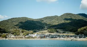 Amakusa Retreat House,天草リトリートハウス大きな窓から海を一望,静かな港の前に建つ自然素材の貸別荘 - Image 3