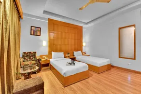 OYO Townhouse 75309 Hotel Royal Cm - Image 5