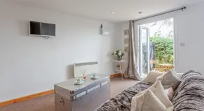 Stansted airport - studio annexe with parking - Image 5