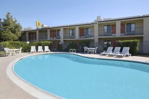 Super 8 by Wyndham Barstow - Image 2