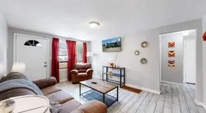 Cozy King Bed Hideaway Near Top Concerts & Sports - Image 4